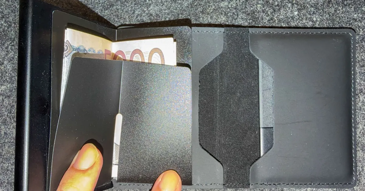 SECRID を開き、Cardprotector 背面のクリップに折ったお札を挟んだところ
